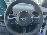 丸を基調としたMINIらしい運転席デザイン