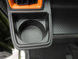カップホルダーは運転席や助手席からちょうど手の届く位置です!!