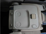 助手席は前に倒すことでテーブルとして使用可能です。