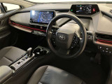 高いホールド性で運転姿勢が安定します。長距離ドライブでも疲れにくいのが魅力です。快適なドライビングライフをお送りください♪
