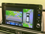 後方の映像と車両周辺の表示を画面で確認でき、駐車時の周囲確認に役立ちます。ガイド線も表示されるため、車庫入れや駐車位置を調整する際に、画面を見ながら状況を把握できます。