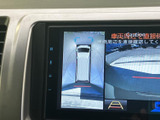 後方の映像と車両周辺を上から見た表示を確認でき、駐車時に周囲を把握する手助けになります。ガイド表示もあり、バックでの車庫入れや切り返しに便利です。