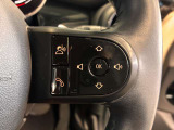 MINIの運転席操作部は、中央に構えるディスプレイが最大の特徴です。航空機を思わせるトグルスイッチなど、直感的で遊び心のあるメカニカルな操作感が、ゴーカートのような走りの高揚感を高めます。