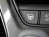 アドバンストパークを装備、車外から専用スマートフォンアプリを操作することで遠隔操作で駐車・出庫ができます。