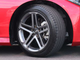 純正の18インチアルミホイールに「245/45R18 96W」タイヤを装着。