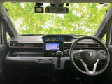 運転席から前方を見渡しやすい視界と、手の届きやすい運転席まわりが日々の移動をサポート。座席は落ち着いた色合いで、乗り込む方にもなじみやすい室内空間です。