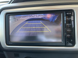 駐車時の後方確認をサポートする画面を備え、ガイド表示で車庫入れや幅寄せの目安をつかみやすい装備です。日常の駐車も落ち着いて行えます。
