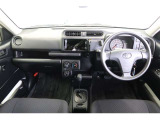 【まるまるクリーニング】内装工程では、中古車を気持ちよくお乗りいただけるよう清掃しております。シートの洗浄はもちろん、ニオイの元となるフロアカーペットまで洗浄・消臭を実施。