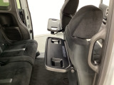 運転席・助手席の背もたれには、2列目シート用にカップホルダー付きの「格納式のシートバックテーブル」を装備しています。休憩時のちょっとした時間などカップを置いたり、小物置きに使えて便利です。