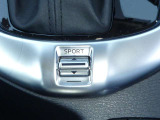 【ドライブセレクション】スポーツモードを選択すると、アクセルペダルを踏み込んだときの車両応答性が高められます。より安全に高速道路に合流したり、追い越したりしたいときにご使用ください。
