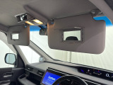 ★【あると便利な装備】後席確認ミラー付サングラスボックス+運転席・助手席サンバイザー&ミラー+マップランプが装備されています