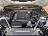 2.0L直列4気筒ディーゼルターボエンジンを搭載した420d。力強いトルクと優れた燃費性能を両立し、街乗りから高速道路での長距離移動まで幅広く対応します。