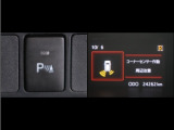 コーナーセンサーを装備。障害物までの距離に応じて警告音を変えてお知らせ。縦列駐車時や駐車場・車庫等での取り回しをサポートします。詳細は販売店スタッフまでお尋ね下さい。