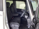 フロントシートはベンチシートです。ベンチシ―トは運転席と助手席の移動もスムーズ。狭い駐車場での乗り降りに便利です。