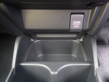 運転席からも助手席からも使いやすい位置に小物入れを配置しています。12V電源ソケットも設置しております。周辺機器の充電にご利用頂けます。
