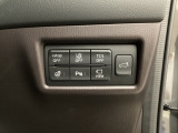 各種機能の切替スイッチは運転席パネル下に集約されています。任意で切り替え可能なため状況に合わせてお使いください。