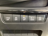 運転席脇のクラスタースイッチ部分にはカメラ切り替えスイッチ、パーキングセンサー、その他走行系スイッチを集中配置しております。