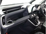 スタイリッシュなブラック系を基調とした内装色。