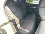 後席のレイアウトも手を抜く事なく装飾が充実したマツダ車です。