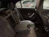 メルセデスのシートは少し硬めになっております。長時間の運転の際、適度な反発があることでお尻や腰の負担を減らす効果が御座います。
