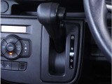 【シフトレバー】シフトもとても操作しやすいデザインになっております。運転する人の事を第一に考えた操作性の高い仕様です。