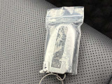 ドアの開閉時、両手が荷物で塞がっている時はキーレスでのカギの解除が大変ですよね。スマートキーはポケットやバッグに入れておけば、ノブに触れただけでロックの解除が可能です。とても便利な機能です。