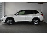 スバルの4WD(AWD)は直進安定性に優れ、日常走行から高速走行まで、さまざまなシーンで安心感に満ちた走りが愉しめます。それは悪路や泥道など左右のタイヤの路面状況が異なるシーンでも変わりません。