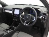 インストルメントパネルは僅かに運転席側へと傾けられているほか、余計なスイッチ類を可能な限り排し、運転に集中しやすい環境を造り出しています。