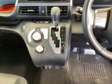 足元スッキリ、インパネシフトです。パーキングブレーキはフットブレーキタイプなので、運転席と助手席の間がスッキリしています。
