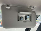 サンバイザーに鏡がついてますので車から降りる前に身だしなみチェック出来ます。