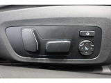 【運転席シート】人間工学に基づき形成した形状が長時間のドライブ疲労も軽減します。すべての走りを特別な出来事に変える様に設計されています。