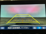 【バックカメラ】運転が苦手な方も車庫入れラクラクです!ギアをリバースに入れれば自動的に切り換わりますので、面倒な操作は不要です♪狭い駐車場もお車を傷つけず安心ですね!