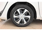 【ホイールカバー】純正なので車に似合うデザインになっていますね。スタッドレスタイヤもご相談下さい。