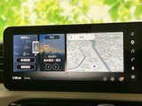 地図やオーディオ情報をひとつの画面で確認でき、必要な項目へアクセスしやすい構成です。目的地の検索から音楽の選択まで、日々の移動を支える便利な装備として活躍します。