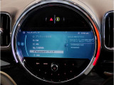 Apple CarPlay対応で、iPhoneのナビゲーションや音楽、通話などを車内ディスプレイから快適に操作。普段使い慣れたスマートフォンの機能を、ドライブでも便利に活用できます。