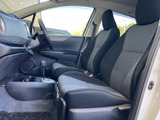 前席は視界が開け、運転席と助手席の間もすっきりまとまっています。座面と背もたれは落ち着いた色合いで、乗り降りしやすいドア開口部から自然に腰掛けられます。