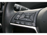 各種のコントロールスイッチが内蔵され、運転に集中できるステアリング。革巻き素材と造形が手にしっくり馴染みます。