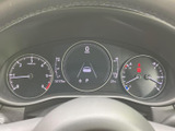 速度や燃料残量などをまとめて確認できるメーター表示です。中央の画面にも情報が表示され、運転中に必要な情報を把握しやすい配置となっています。視線移動も抑えられます。