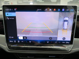 ギアをリバースに入れると車両後方の映像を映し出します。画面にはガイドラインが表示され、車庫入れや縦列駐車などの際に安全確認をサポートします。