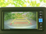 後方の様子を画面で確認でき、駐車時の周囲確認をサポートします。車両の後端と進行方向の目安が表示されるため、狭い場所での車庫入れにも活用いただけます。
