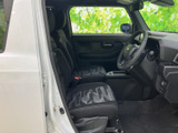 運転席まわりは視界が広く、前方や左右の様子を確認しやすいレイアウトです。シートには柄が入り、落ち着いた室内にアクセントをプラス。乗り降りもしやすい開口部です。