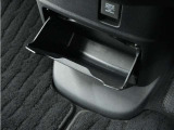 ◆センターロアボックス◆インパネ中央の下部には、ごみ箱としても使用する事ができるセンターロアボックスを装備しております。