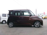 スライドドアですので、狭い駐車場での、乗り降りもしやすく便利です。左側は電動式になります。
