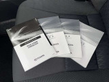 メンテナンスノート、取扱説明書です。 その車の整備記録が事細やかに記録されています。 車が生まれてから今までどのような道を歩んできたのか判るとても重要な物ですよ。