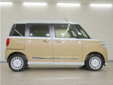 リアには左右スライドドアを採用。狭い駐車場でも開閉しやすく、強風の日でもドアが煽られにくくなっております。小さなお子さまやご年配の方も安心して乗り降りできます。
