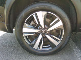 足元を引き締める、純正アルミホイール付きです。タイヤサイズは、235/55R19です。