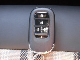 Hondaスマートキーシステムは、携帯しているだけでエンジンの始動、ドアの施錠や解錠が可能です。ボタン操作でもドアの施錠や解錠、スライドドアの開閉操作もできる便利な機能が満載です!