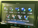 各種情報や設定項目が画面上に整理され、必要なメニューを確認しやすい構成です。ナビやサウンドなどの設定にアクセスでき、用途に応じた項目を選びながら日常の車内利用に役立てていただけます。