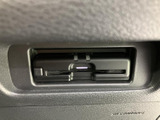 車内の収納部に機器が収まり、周囲のパネルになじむ配置です。必要なときに手が届きやすい位置にあり、車内の装備をすっきりまとめたい方にも便利です。