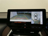 パノラミックビューモニター付きです。車両を上から見たような映像をディスプレイオーディオ画面に表示。運転席からの目視だけでは見にくい、車両周辺の状況をリアルタイムでしっかり確認できます。